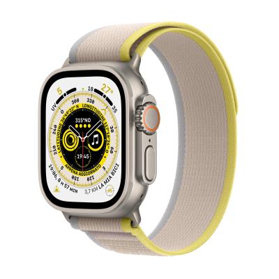 Apple Watch Ultra GPS + Cellular, 49mm Cassa in Titanio con Cinturino Trail Loop Giallo Beige - M L